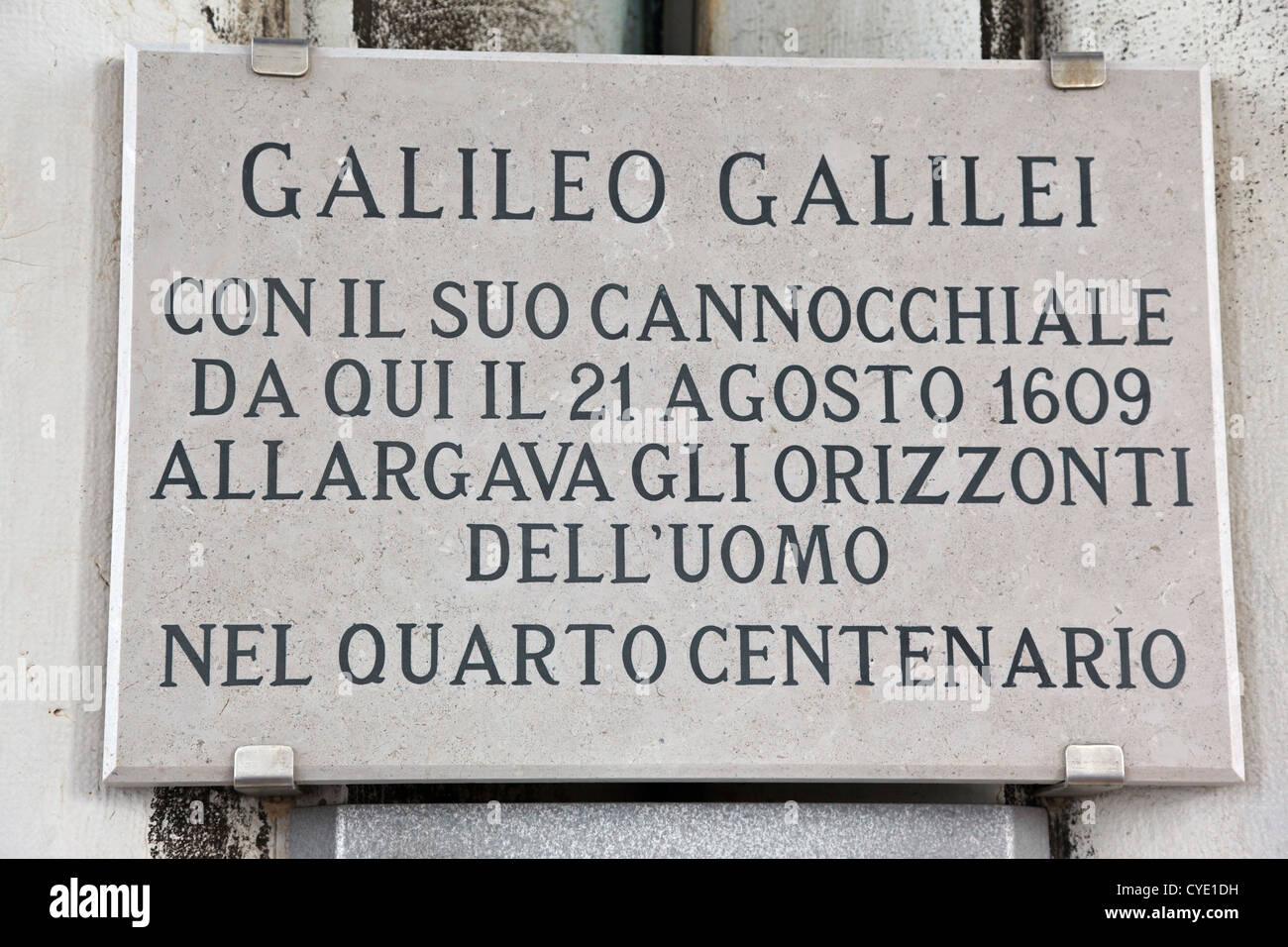La placca la cima del Campanile di Piazza San Marco a Venezia per commemorare Galileo ha dimostrato il suo cannocchiale al Doge Foto Stock