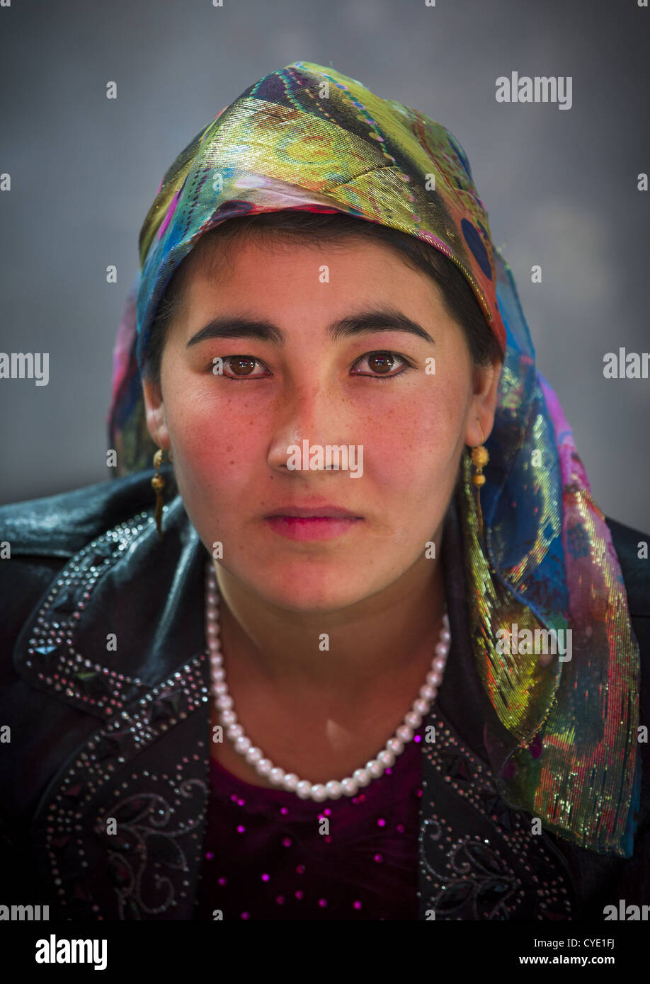 Donna uigura, Opale Village market, Xinjiang Uyghur Regione autonoma, Cina Foto Stock