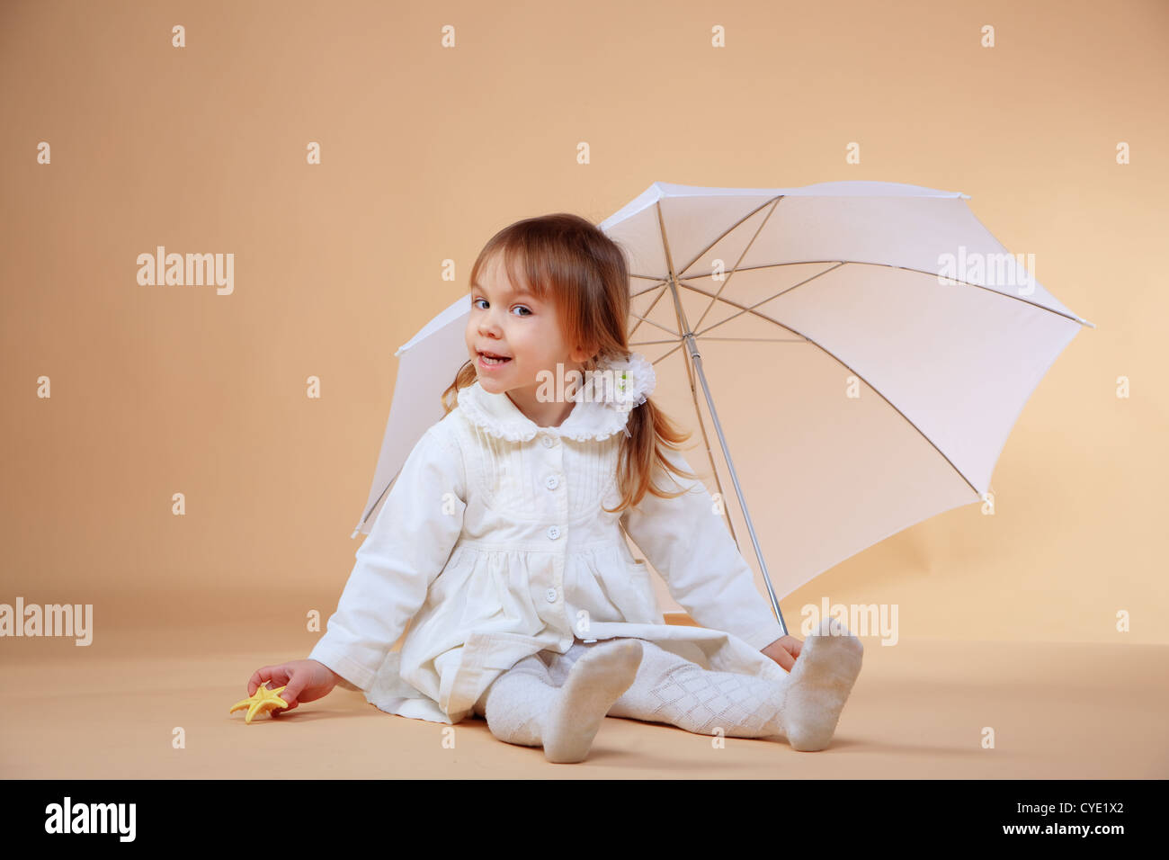 Studio shot di piccola e bella ragazza con ombrello Foto Stock