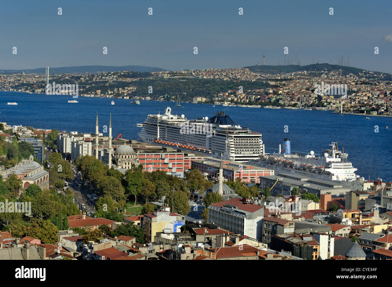 Sul Bosforo e Istanbul Cruise Port, Galata, Europa Riva, Istanbul, Turchia Foto Stock