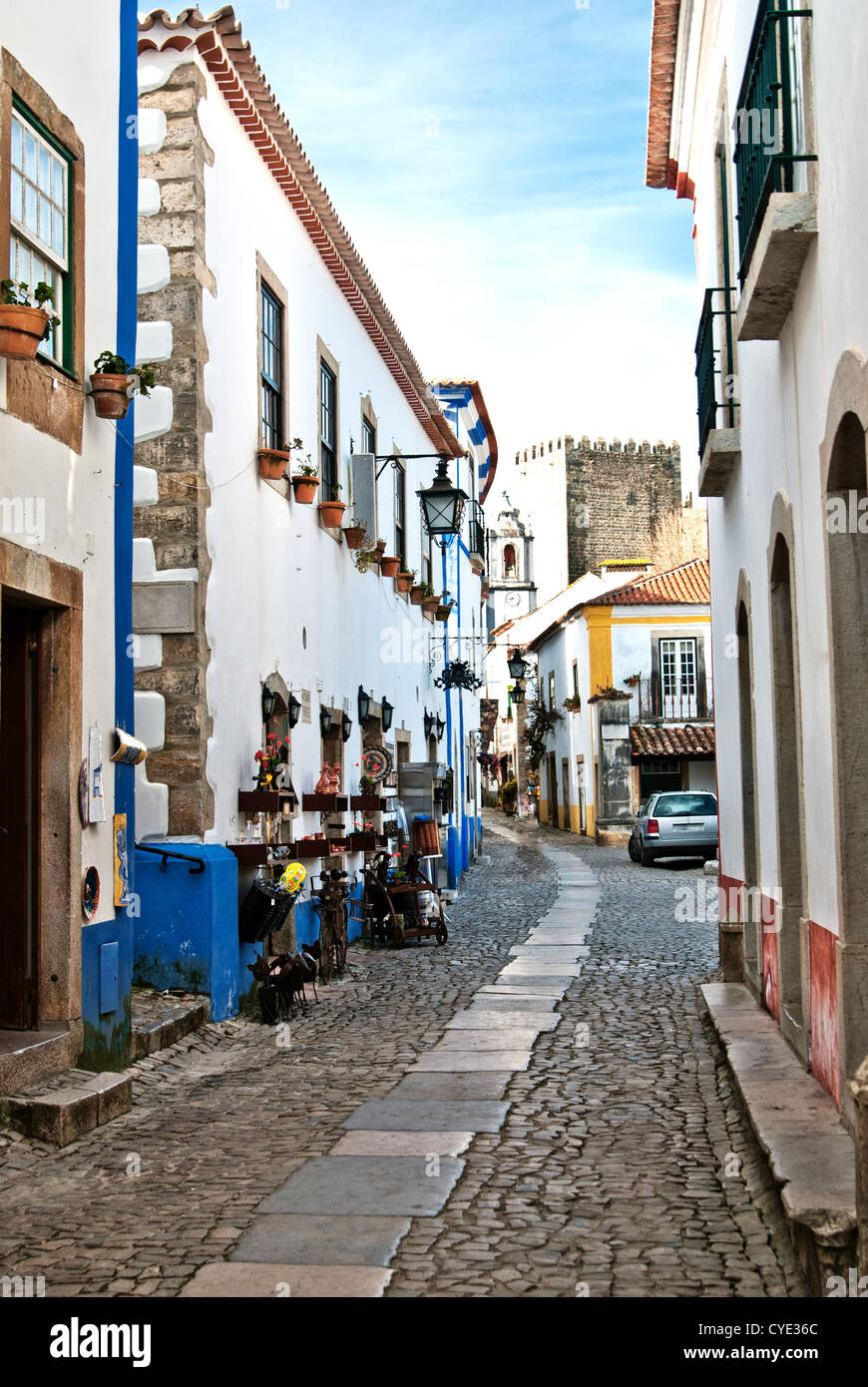 Obidos, Portogallo: vista strada medievale della città murata Foto Stock