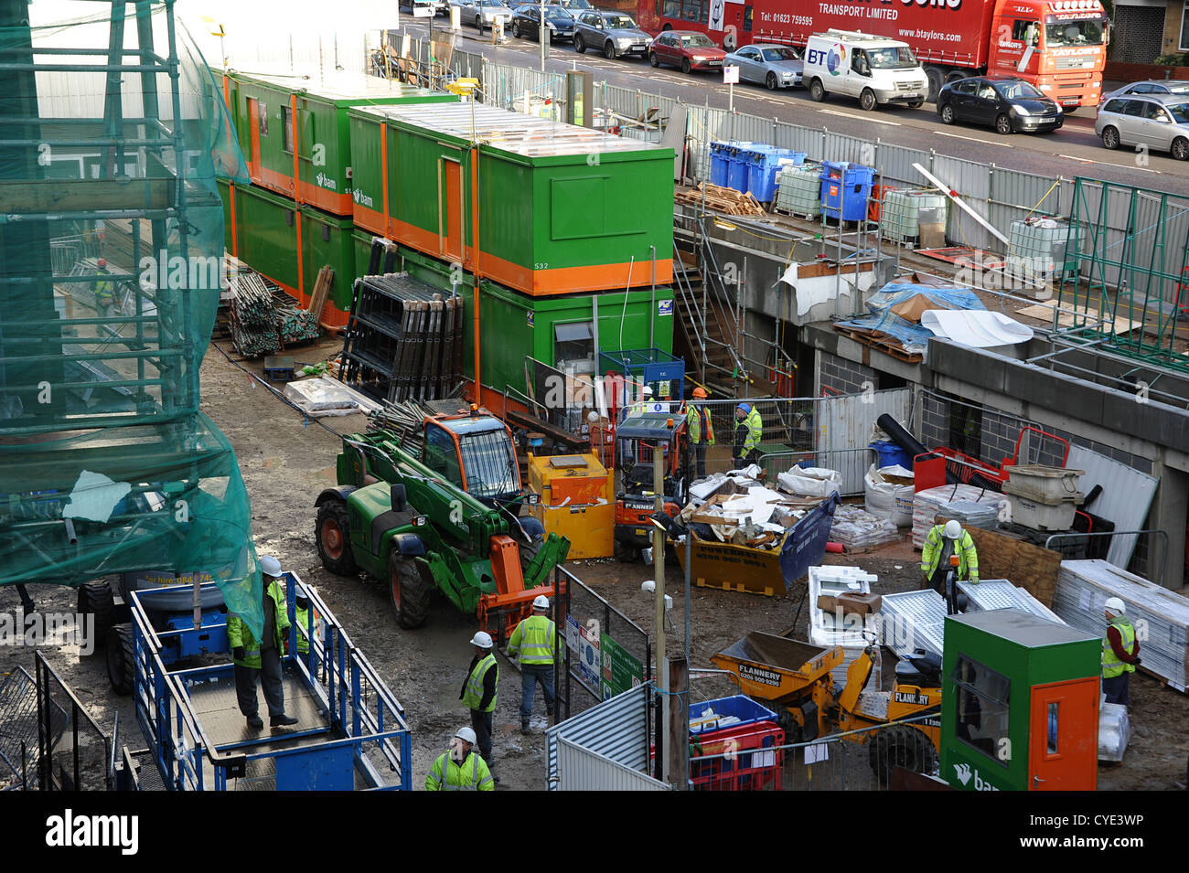 Costruttori cortile con i materiali e le attrezzature al di fuori. Finchley Road, Londra. Foto Stock