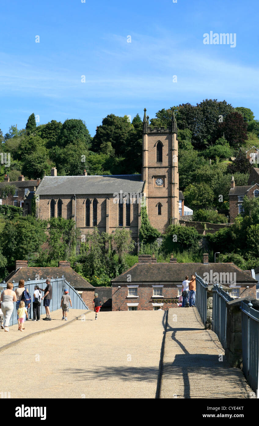 La chiesa dal ponte di ferro Ironbridge Shropshire England Regno Unito Foto Stock