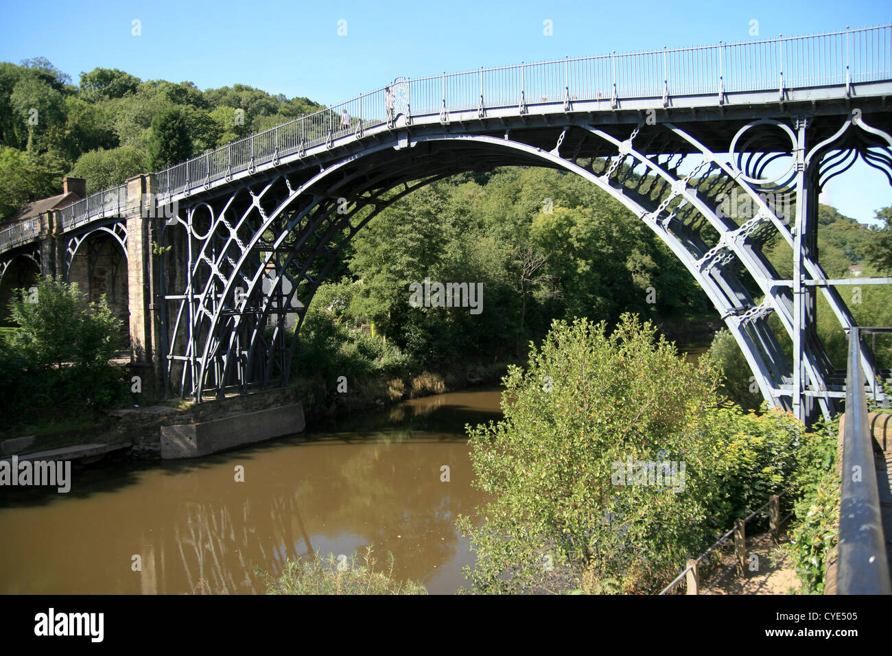 Il ponte di ferro Ironbridge e fiume Severn Shropshire England Regno Unito Foto Stock