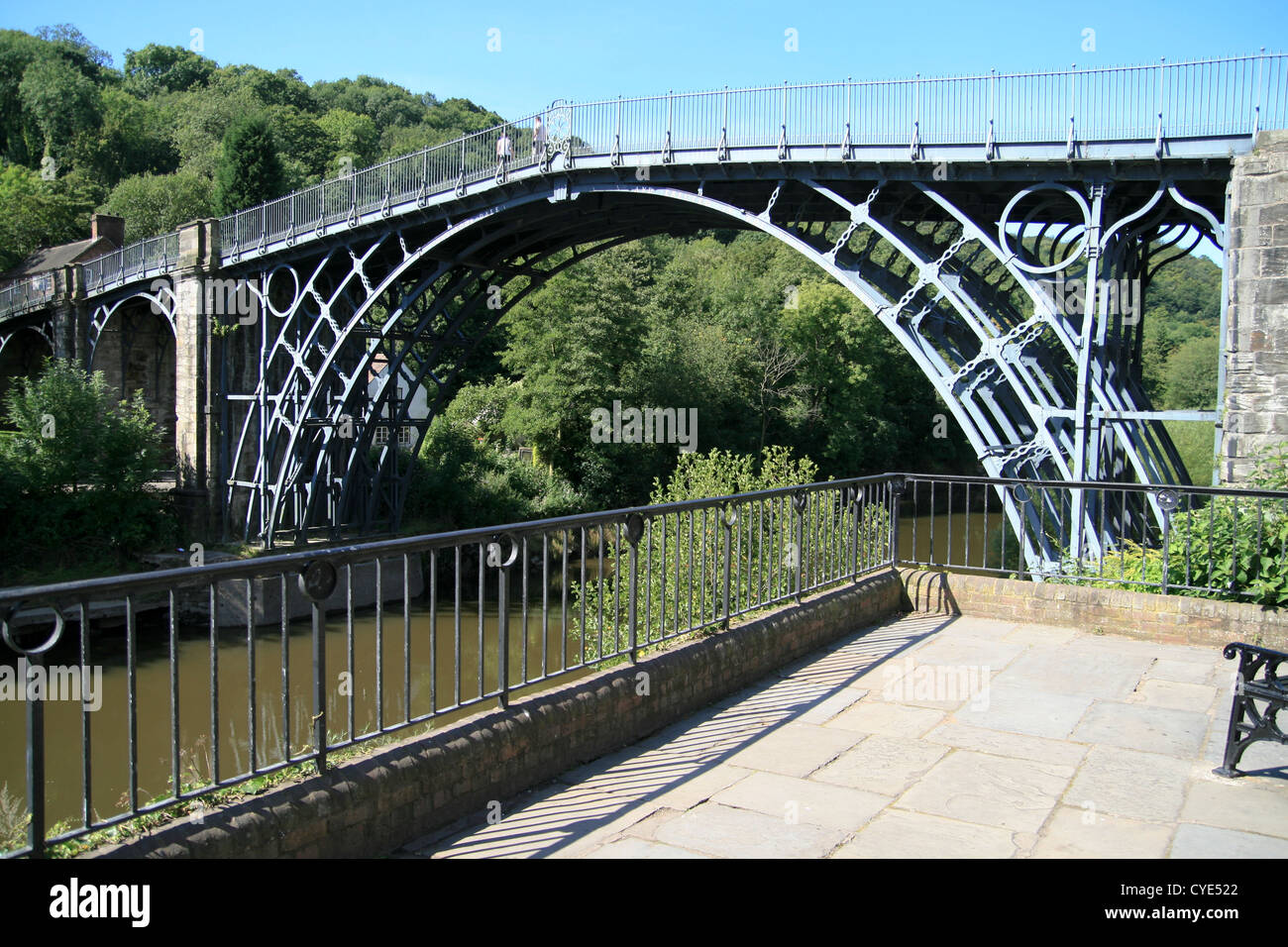 Il ponte di ferro Ironbridge e fiume Severn Shropshire England Regno Unito Foto Stock