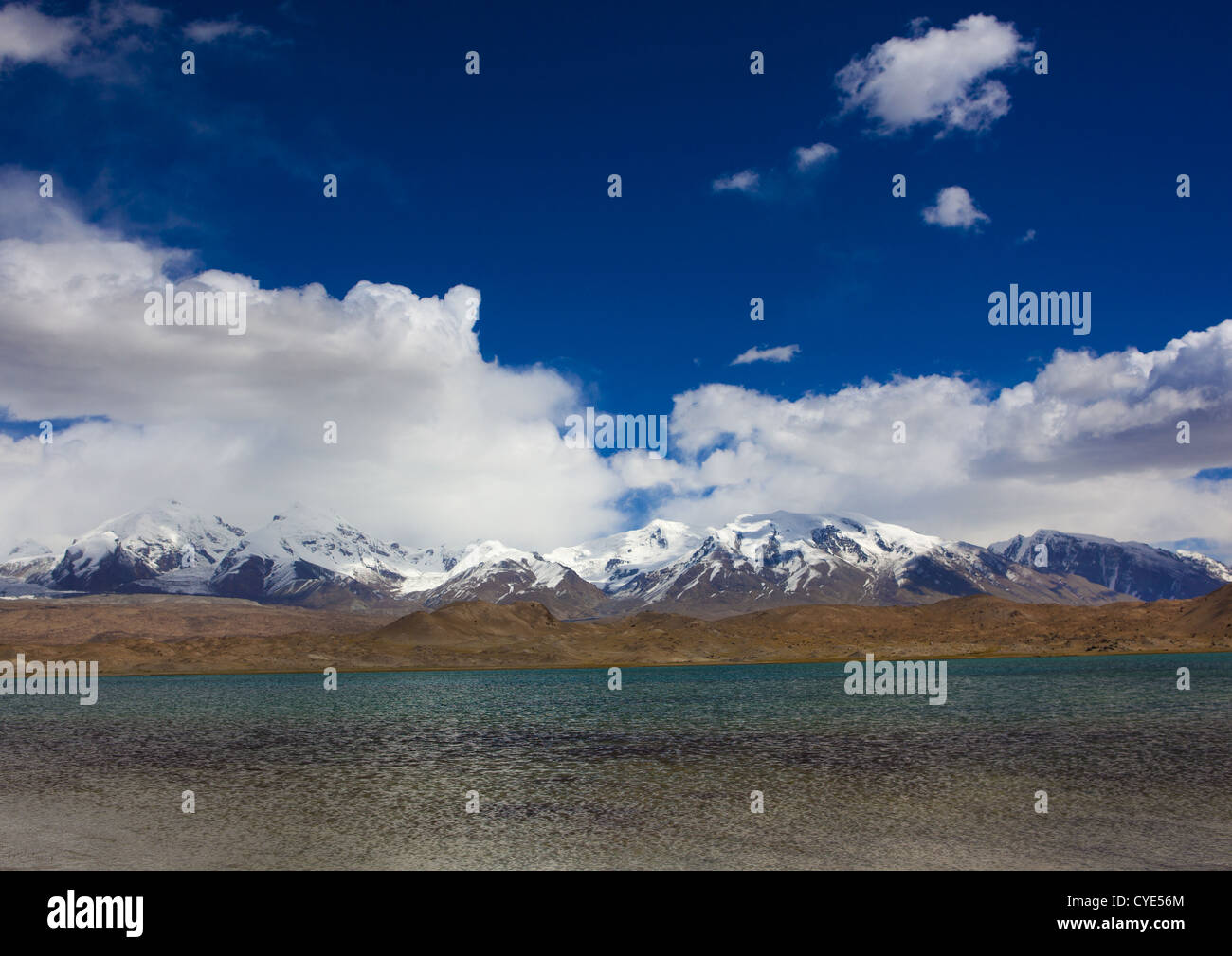 Paesaggio di montagna Al Kara Kul lago sulla Karakoram Highway, Xinjiang Uyghur Regione autonoma, Cina Foto Stock
