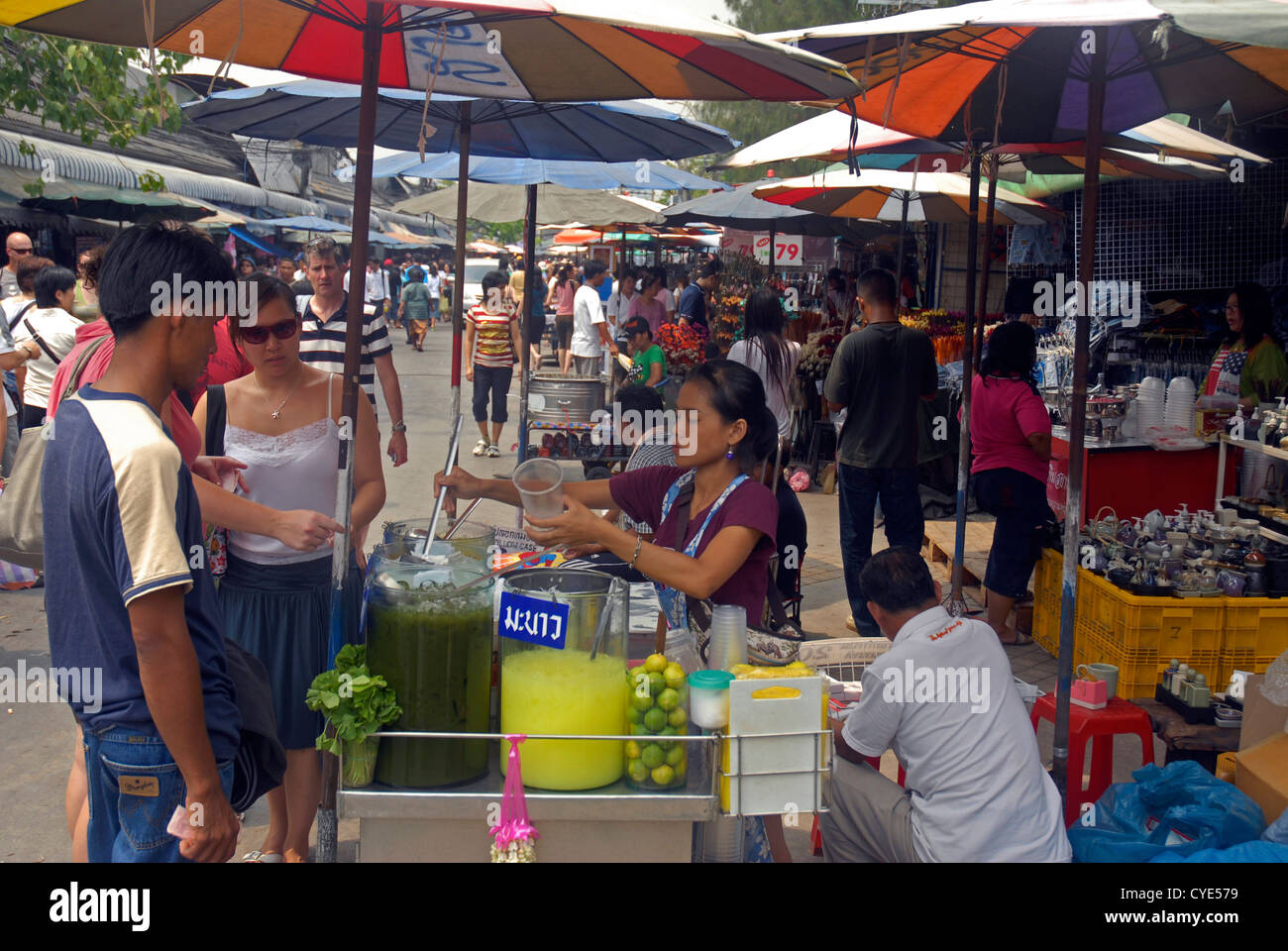 Succo, persone,Thai, Mercato di Chatuchak, Bangkok, Thailandia, Asia Foto Stock