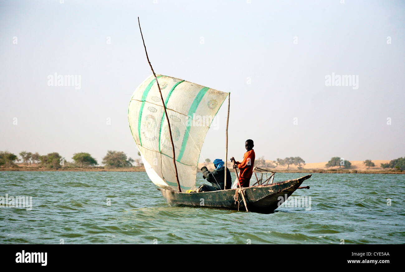 Padre e figlio la pesca sul fiume Niger. Foto Stock