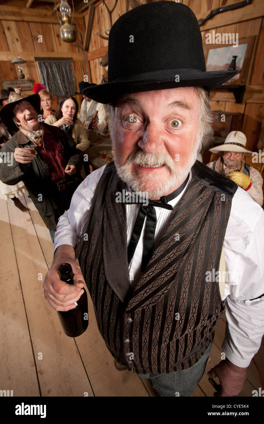 Gentiluomo barbuto catturate guardando ubriachi al salone. Foto Stock