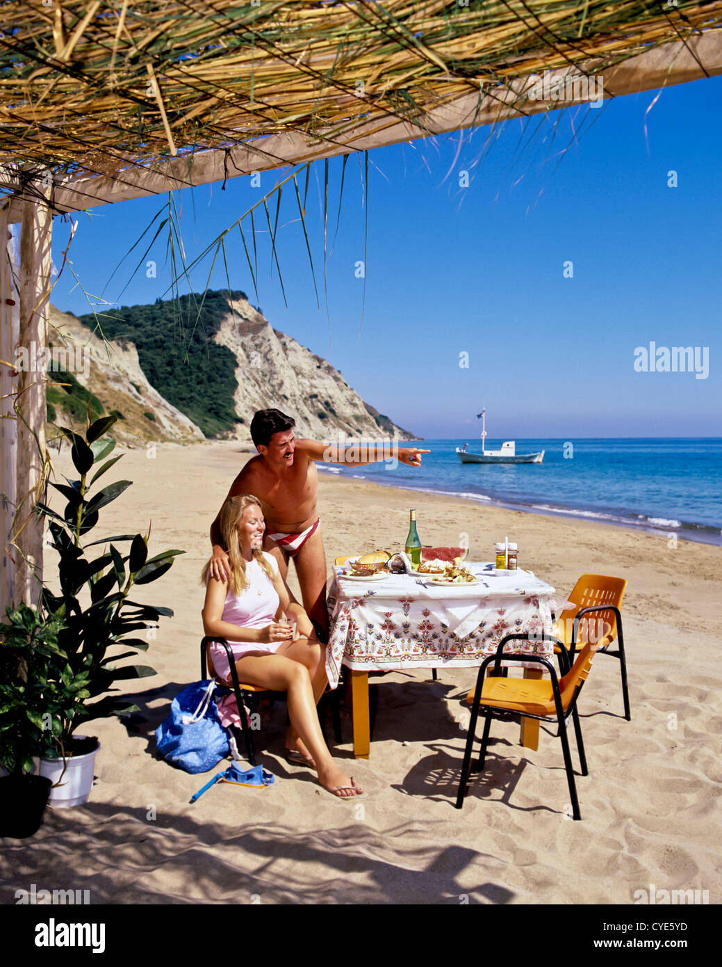 8300. Taverna sulla spiaggia, Corfù, Grecia, Europa Foto Stock