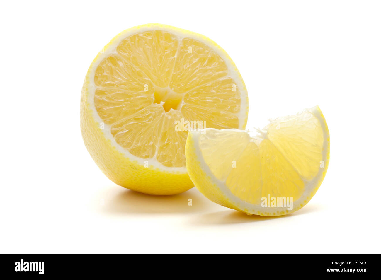 Mature limone fresco. Isolato su sfondo bianco Foto Stock