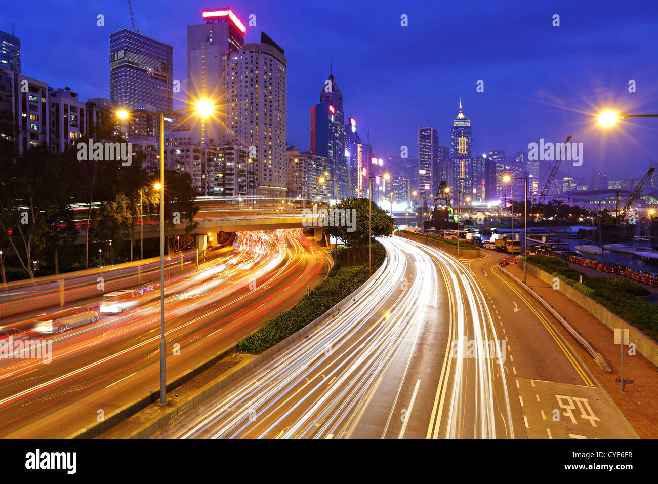 Il traffico nelle aree urbane di notte Foto Stock