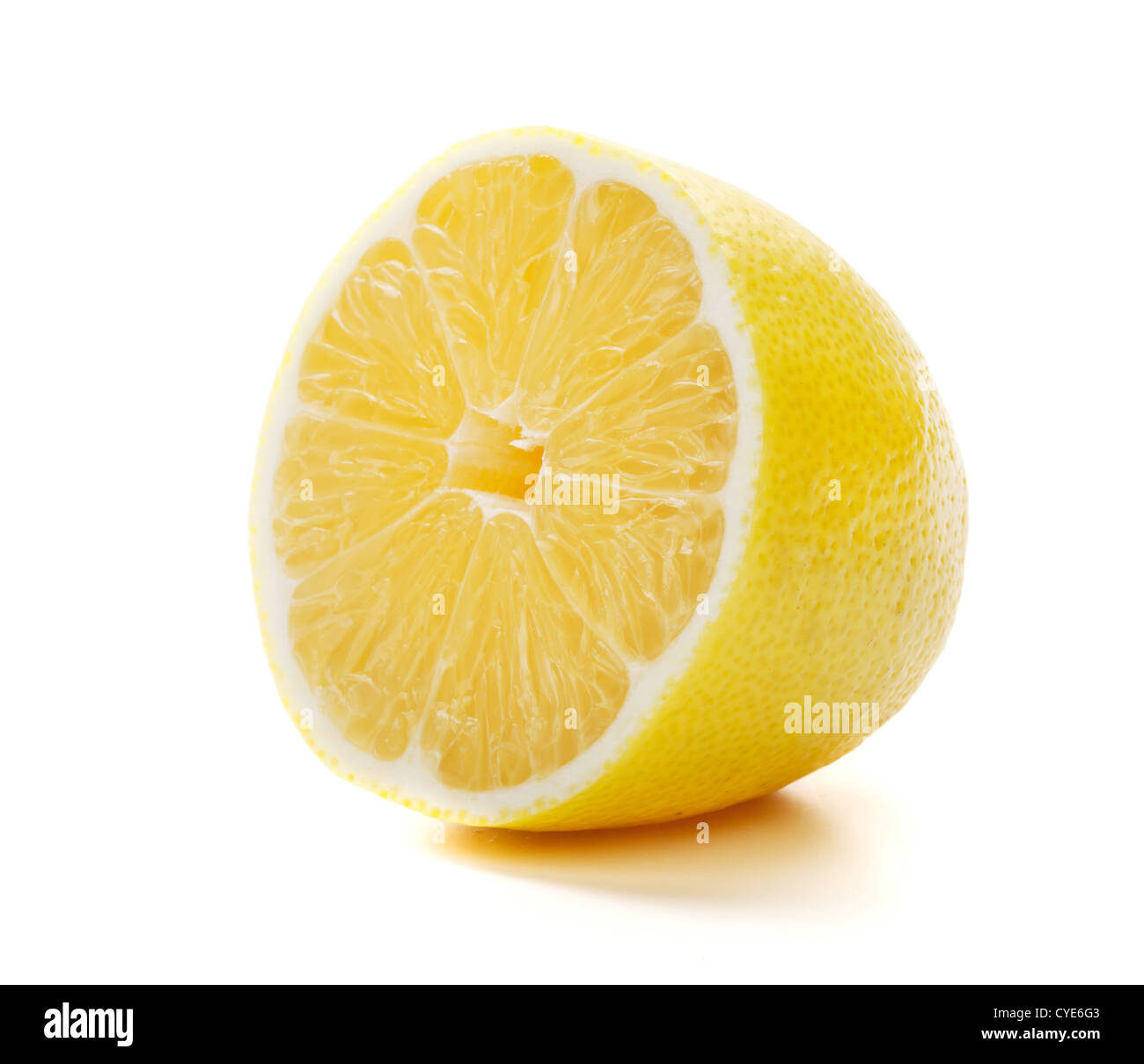Metà del limone mature. Isolato su bianco Foto Stock