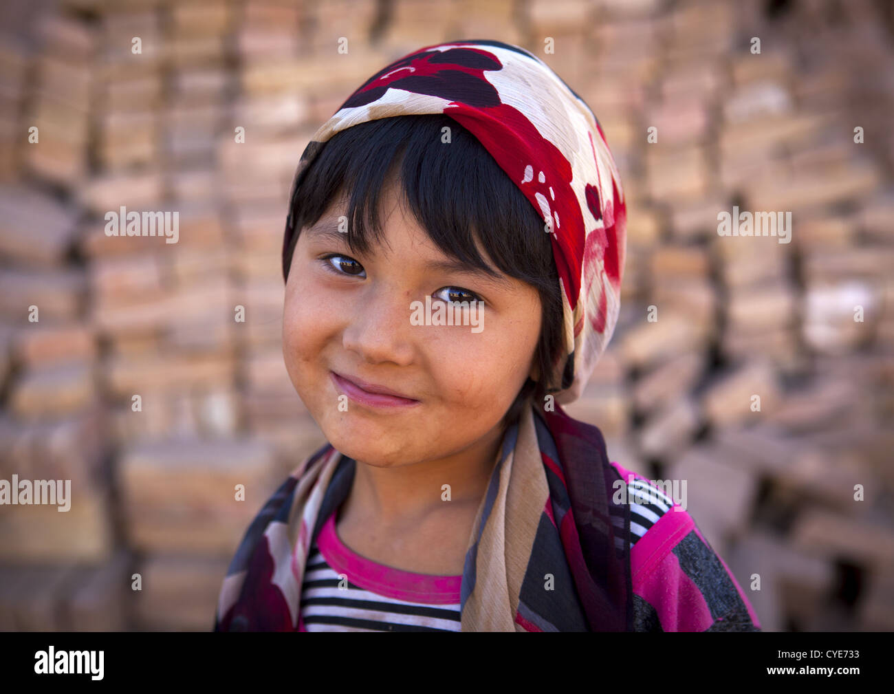 Sorridente ragazza uigura nella Città Vecchia di Kashgar, Xinjiang Uyghur Regione autonoma, Cina Foto Stock