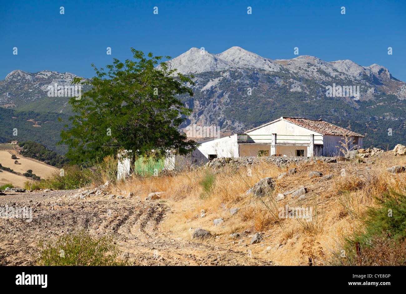 Lo spagnolo villa antica con le montagne sullo sfondo Foto Stock