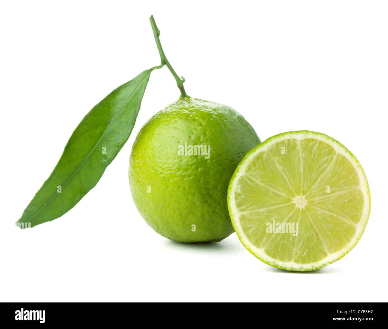 Lime fresco con foglia verde. Isolato su bianco Foto Stock