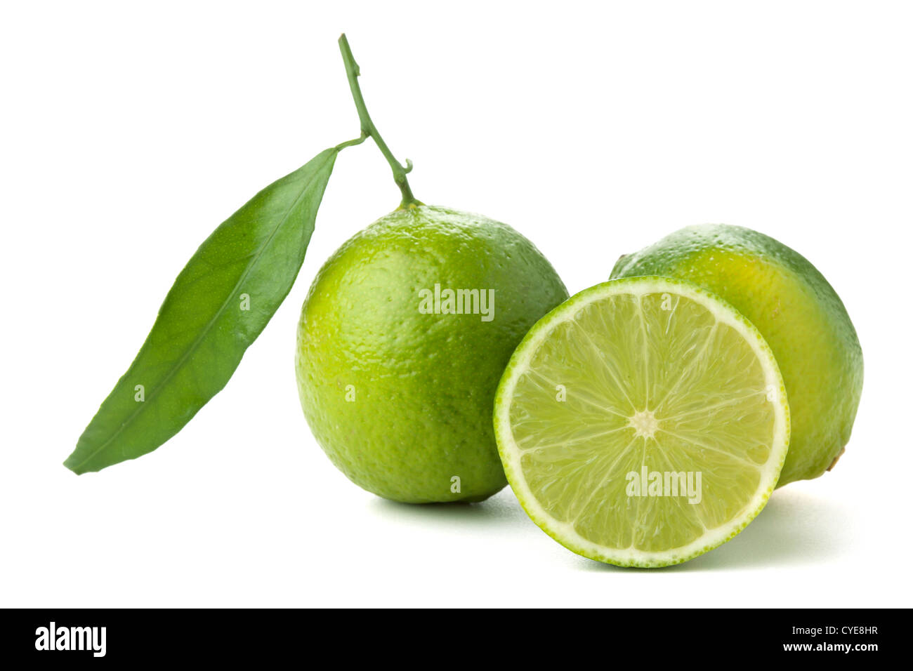 Limette fresche con foglia verde. Isolato su bianco Foto Stock