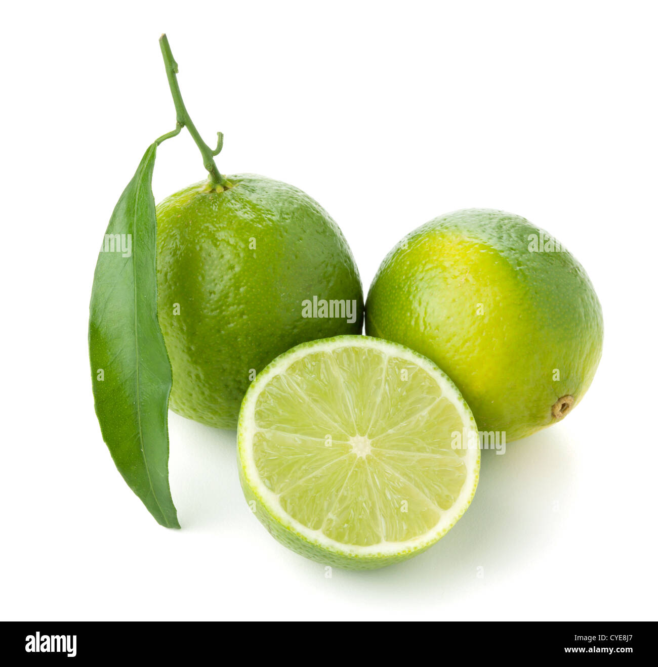 Due e mezza mature limes. Isolato su bianco Foto Stock