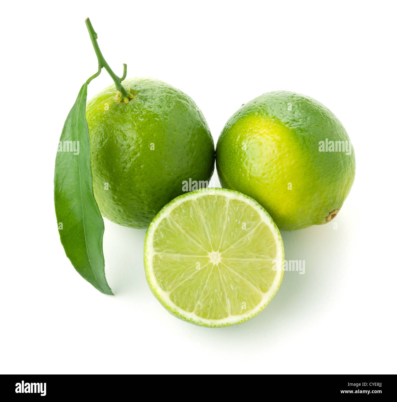 Tre mature limette con foglie. Isolato su bianco Foto Stock