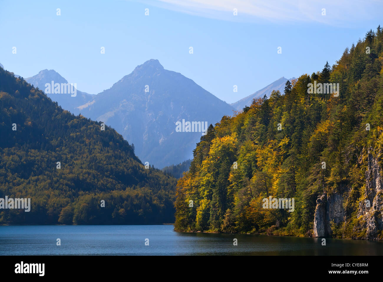 Scogliere ricoperta di bosco in autunno su Alpsee, Bavaria Foto Stock