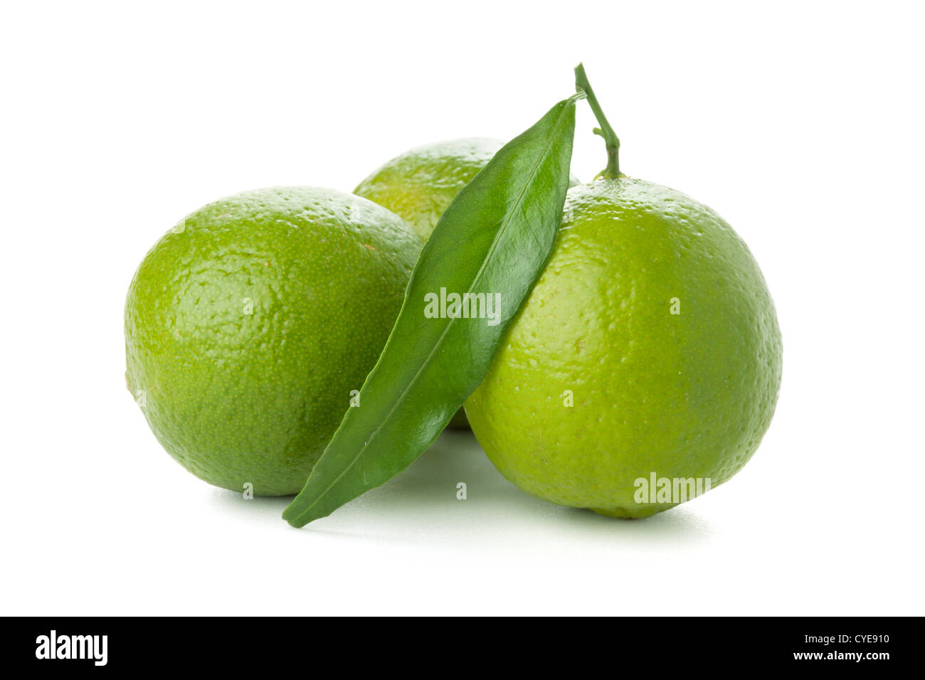 Tre mature limette con foglia. Isolato su bianco Foto Stock