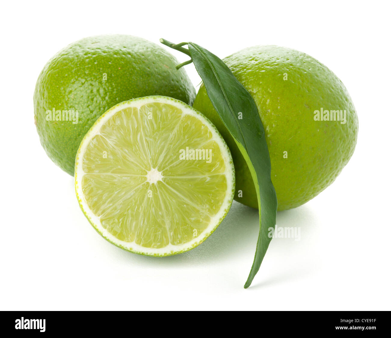 Due e mezza mature limes. Isolato su bianco Foto Stock
