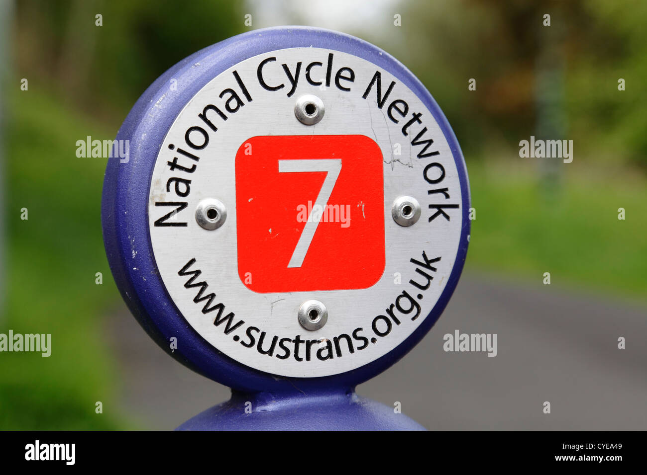 National Cycle Network Route 7 e Sustrans segno, Lochwinnoch, Renfrewshire, Scozia, Regno Unito Foto Stock