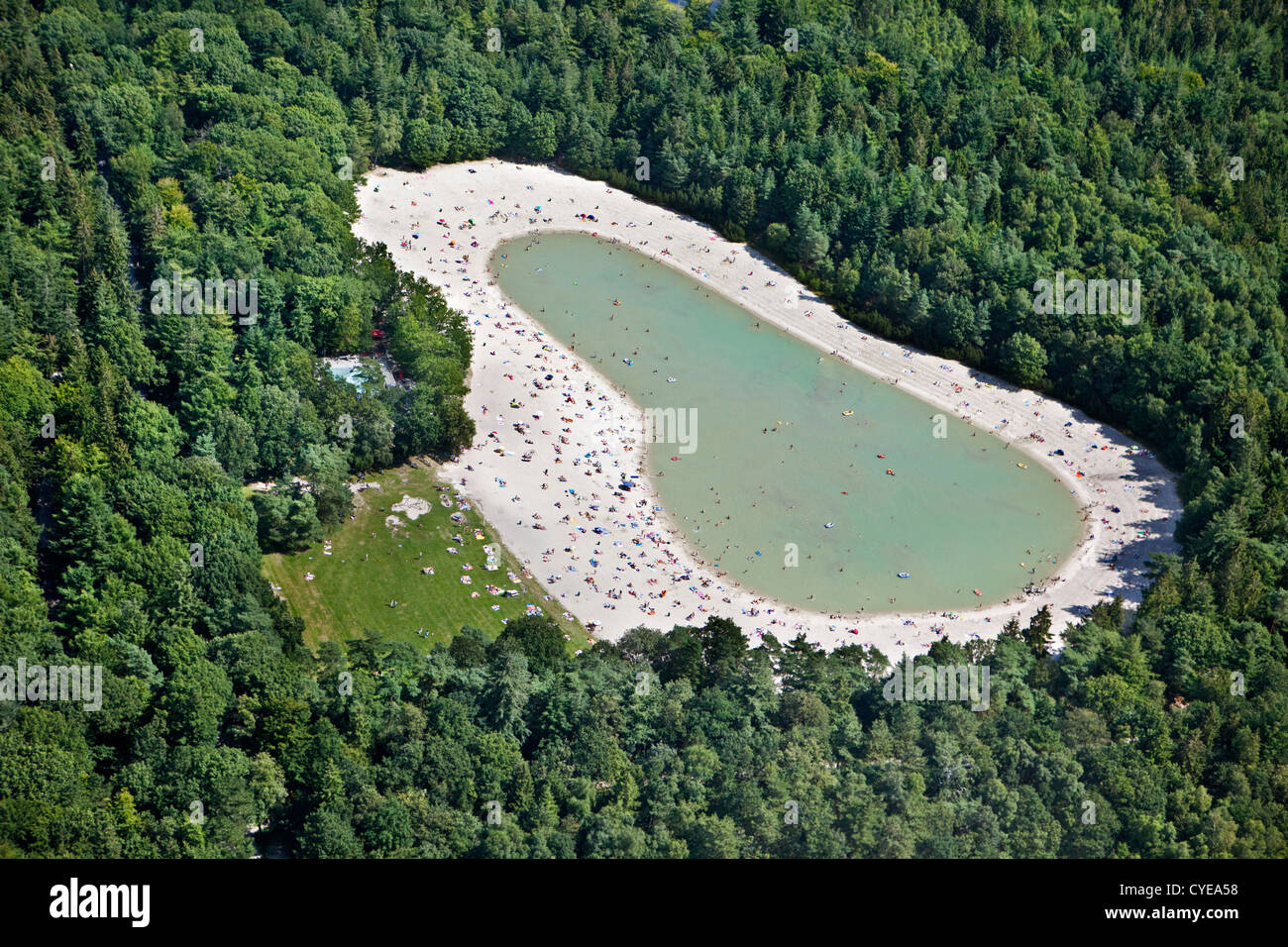 I Paesi Bassi, Gasselte, piscina nel bosco detto: 't Nije Hemelriek. La gente a prendere il sole e nuotare. Antenna. Foto Stock