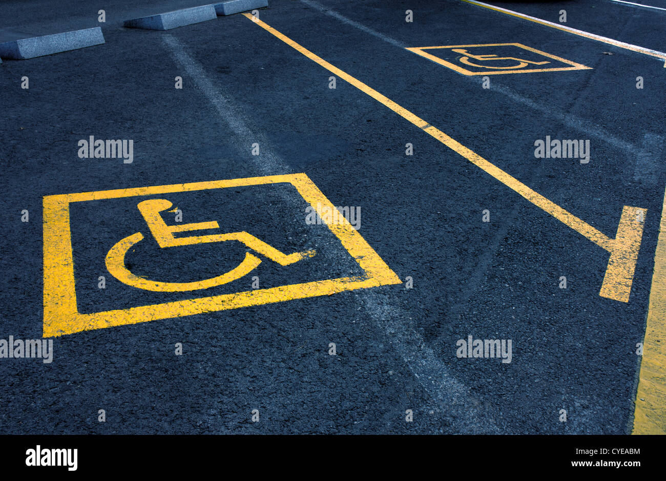 Cartelli gialli di aree di parcheggio riservato per disabili. Foto Stock