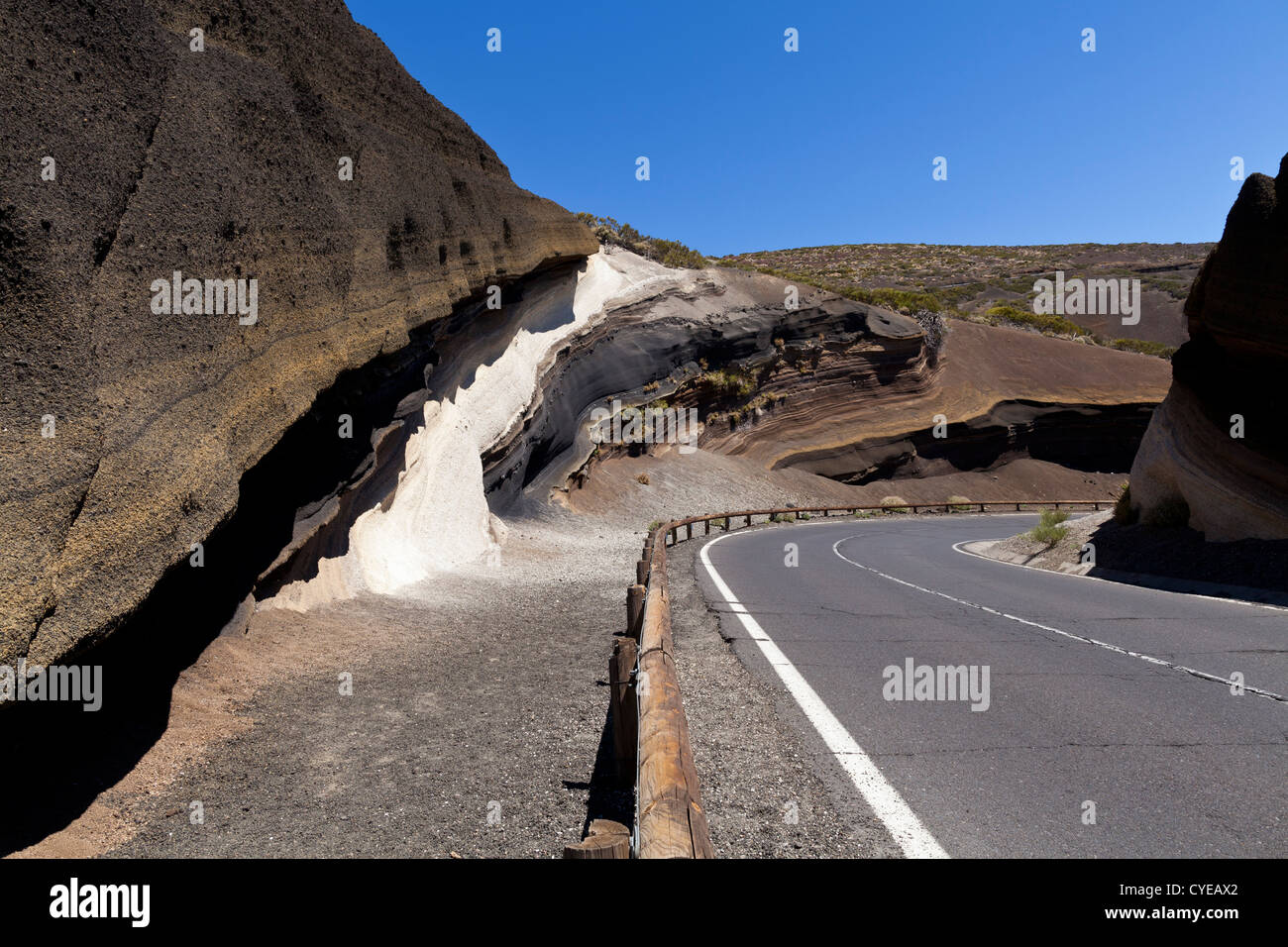 Curva de La Tarta, piegare sulla strada attraverso il Las Canadas del Teide parco nazionale con colori diversi strati di roccia, Tenerif Foto Stock