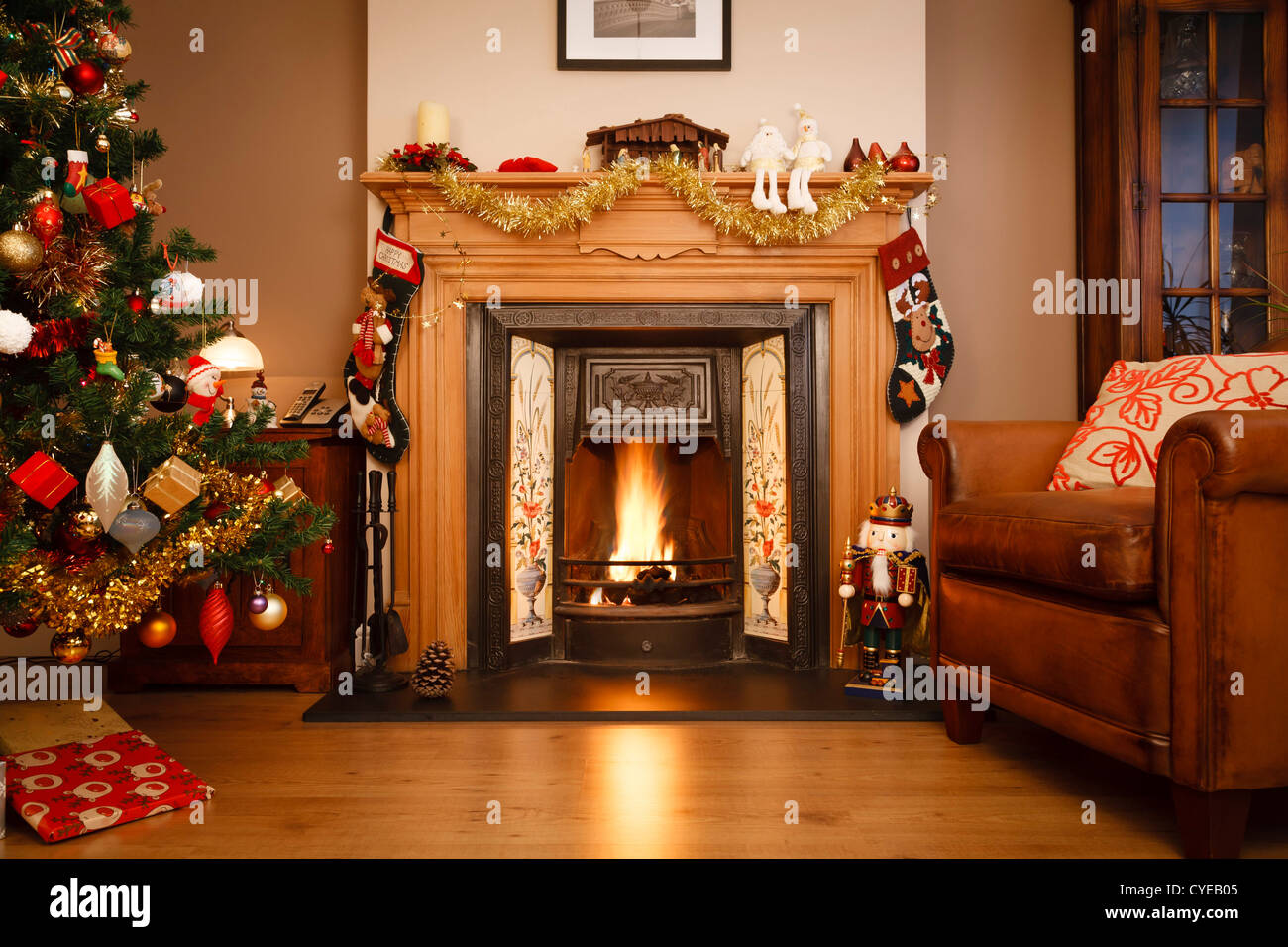 Albero Di Natale Con Foto Di Famiglia.Decorate Il Camino In Una Casa Di Famiglia Con Albero Di Natale Foto Stock Alamy