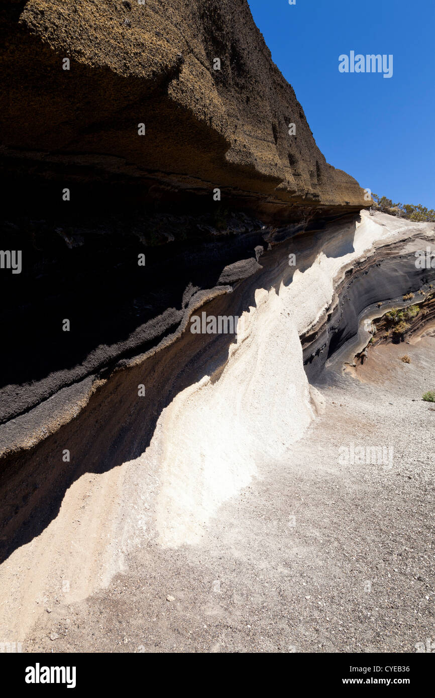 La Curva de La Tarta, piegare sulla strada attraverso il Las Canadas del Teide parco nazionale con colori diversi strati di roccia, Foto Stock