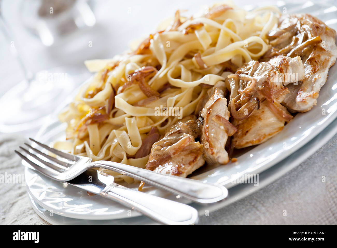 Vicino la fotografia di una pasta e pasto di pollo Foto Stock