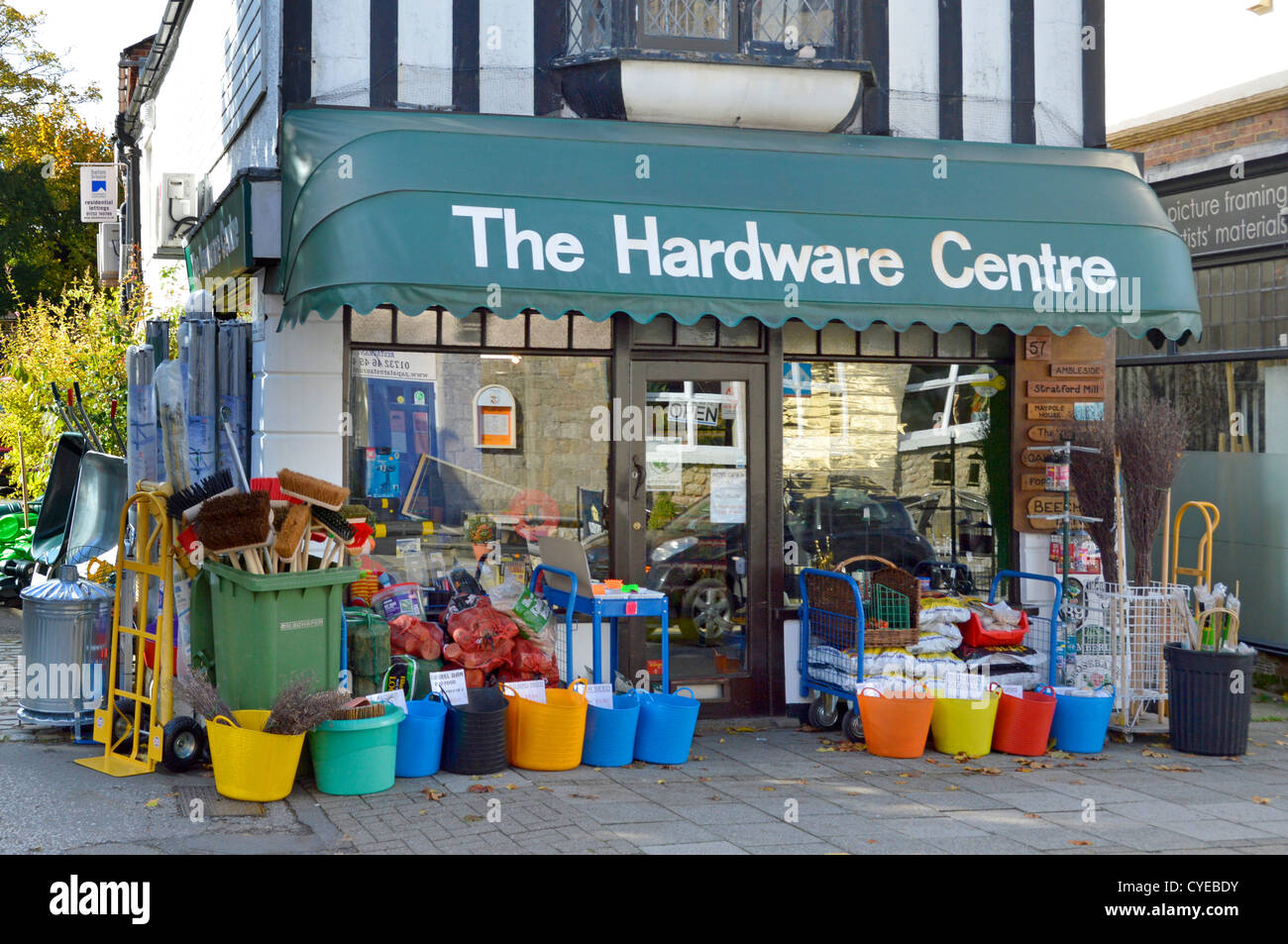 Hardware business corner, negozio di fronte all'hotel, tettoia verde sopra il negozio Vetrina e prodotti di merchandising per la casa esposti sul pavimento Sevenoaks Kent REGNO UNITO Foto Stock
