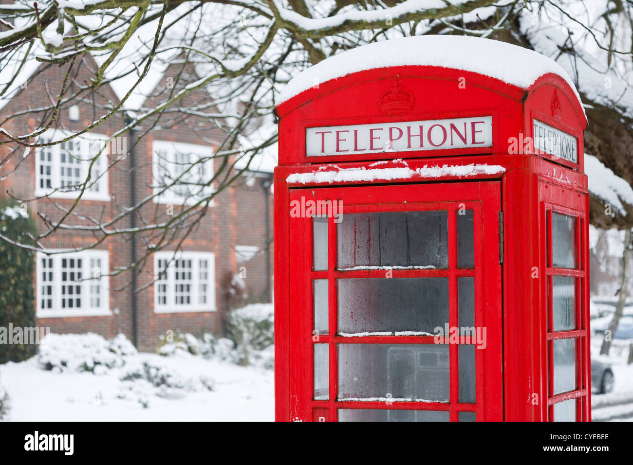 Old English telefono rosso scatola in scena invernale Foto Stock