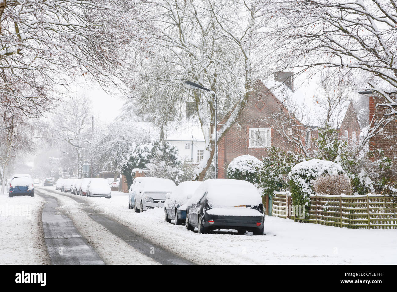 Coperta di neve suburban street in Inghilterra, Regno Unito Foto Stock