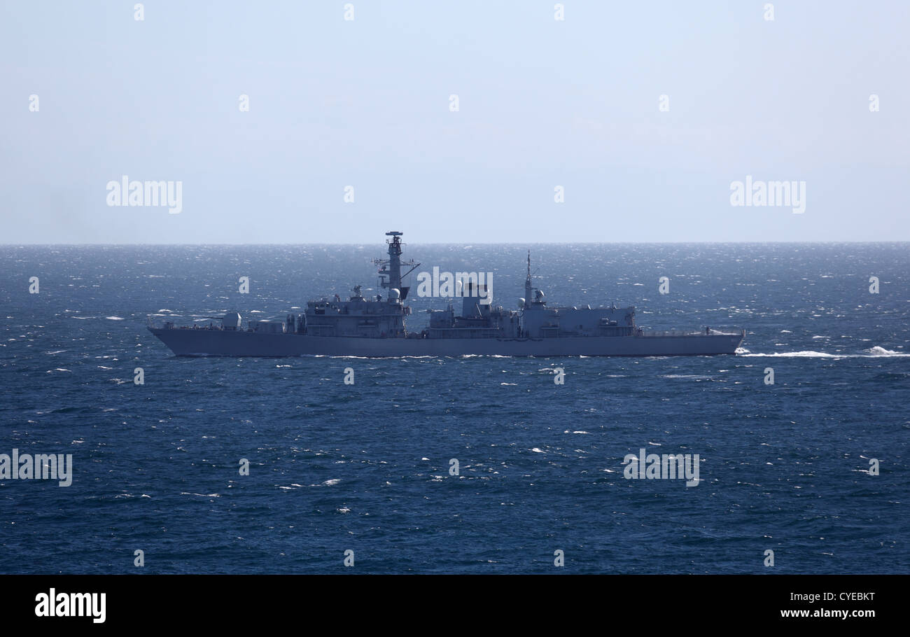 Nave militare - un cacciatorpediniere - in mare Foto Stock