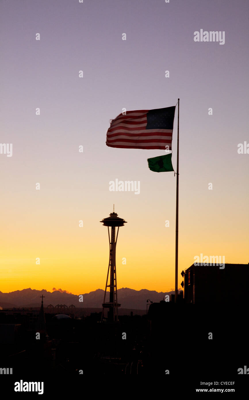 WA05286-00...WASHINGTON - Un tramonto di Seattle con lo Space Needle e le bandiere americane e statali con le Olympic Mountains. 2011 Foto Stock