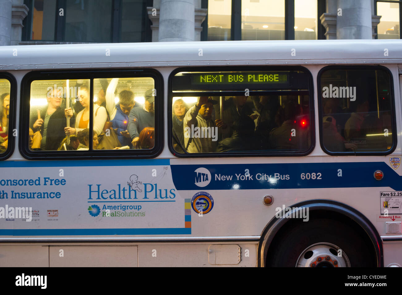 Pendolari in New York misurarsi con gli autobus affollati, il traffico e le linee lunghe sul loro viaggio home Foto Stock