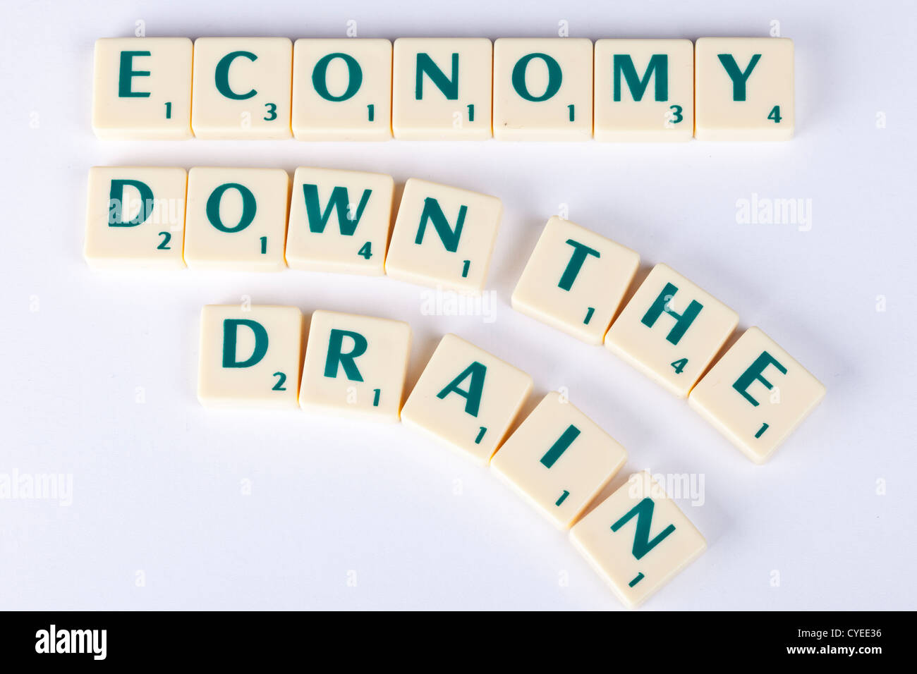 Recessione economica, economia giù il drain, concetto illustrazione tramite lettera di scrabble piastrelle. Foto Stock