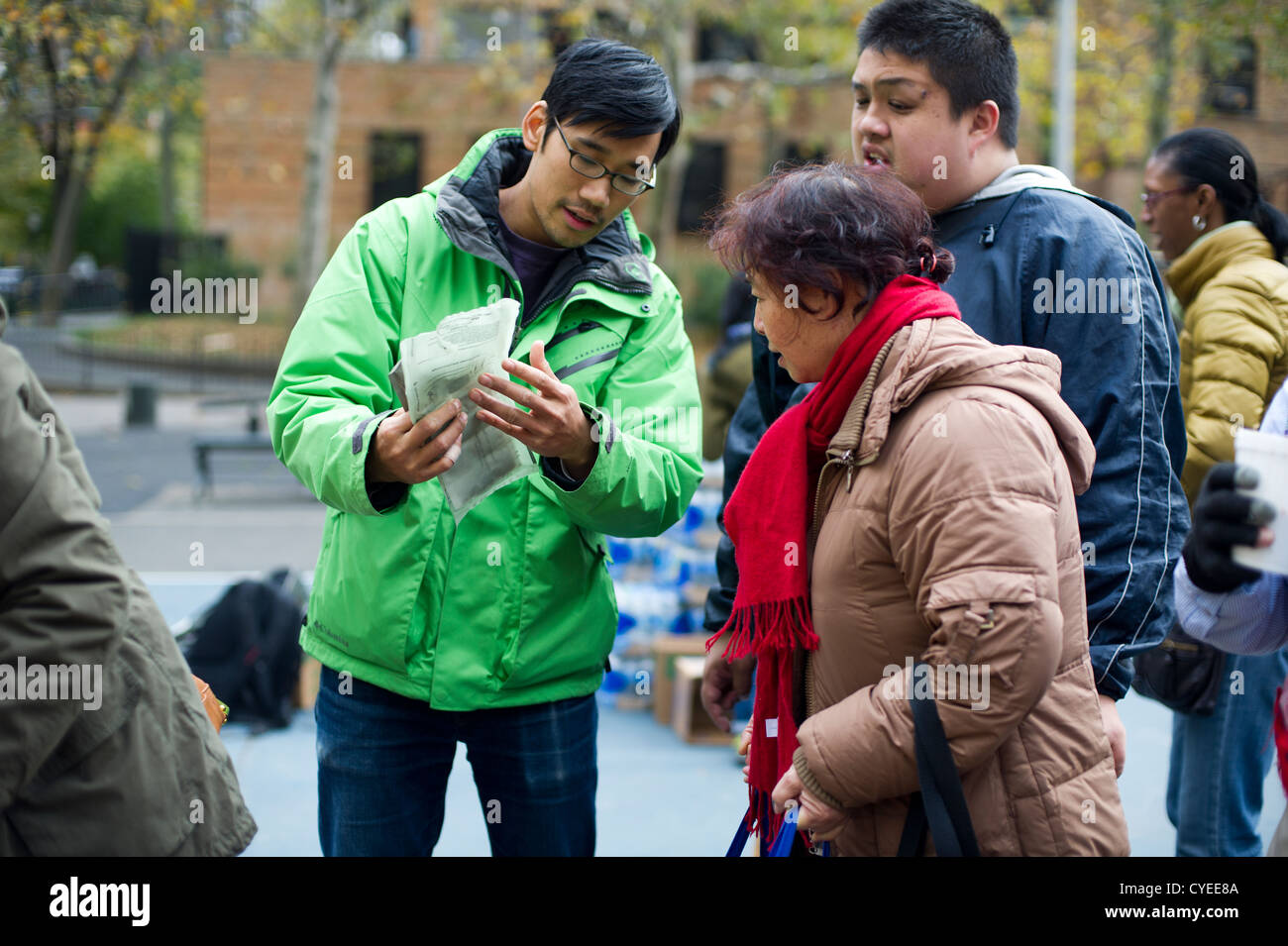 Pronto a mangiare pasti e acqua minerale in bottiglia sono distribuiti a persone nel quartiere di Chelsea di New York Foto Stock