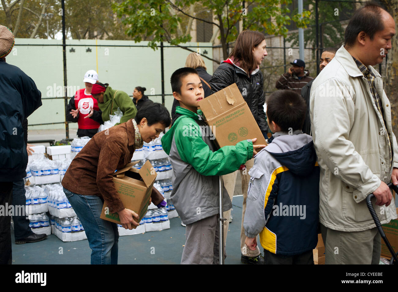 Pronto a mangiare pasti e acqua minerale in bottiglia sono distribuiti a persone nel quartiere di Chelsea di New York Foto Stock