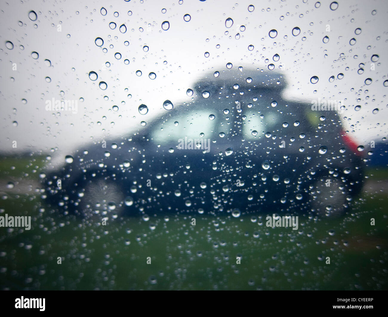 Una vettura con roofbox attraverso un umido finestra tenda campeggio in condizioni di tempo piovoso nel Regno Unito Sennen Cove, Lands End, Cornwall Regno Unito Foto Stock