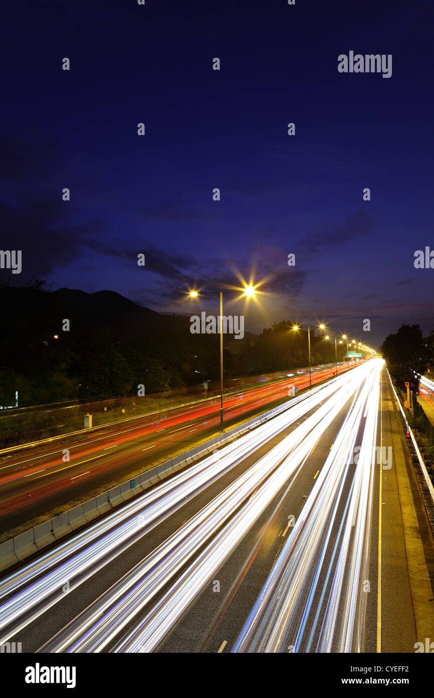 Il traffico su autostrada di notte Foto Stock