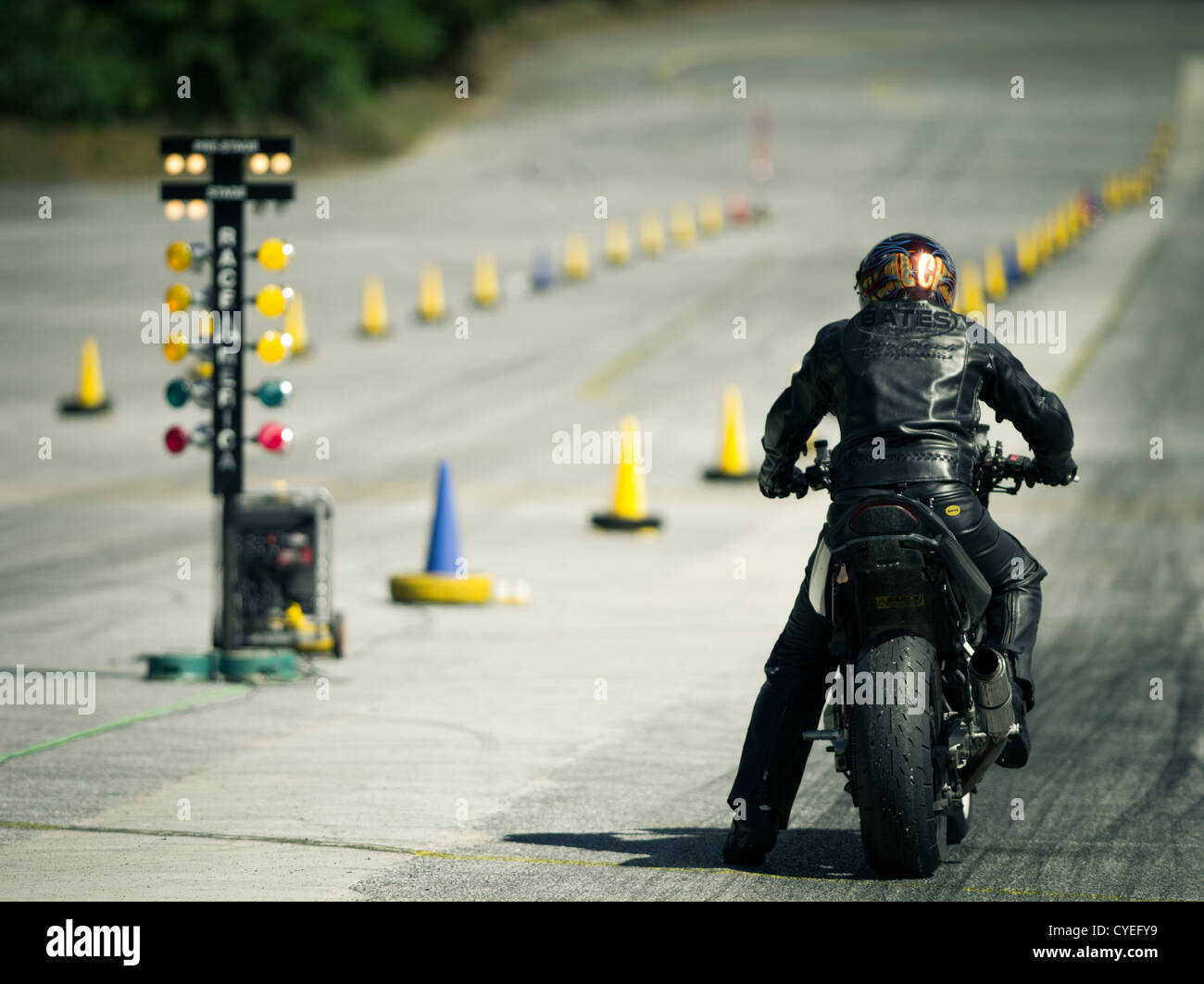 Moto drag racer sul drag strip in attesa della luce verde Foto Stock
