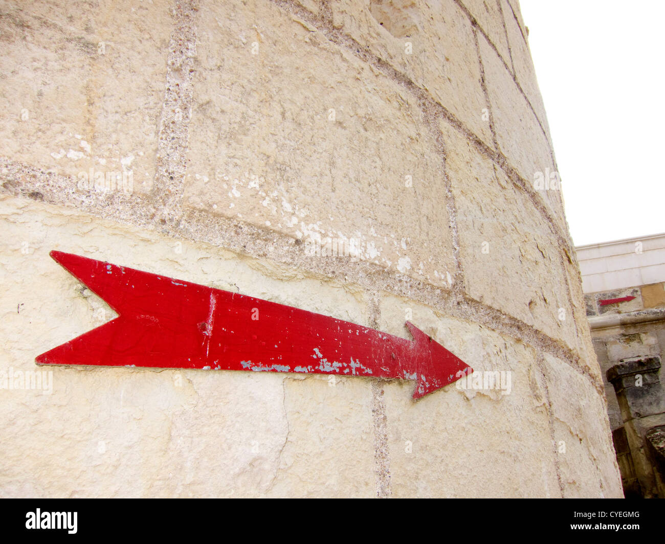 Una freccia rossa direzione segno. Foto Stock