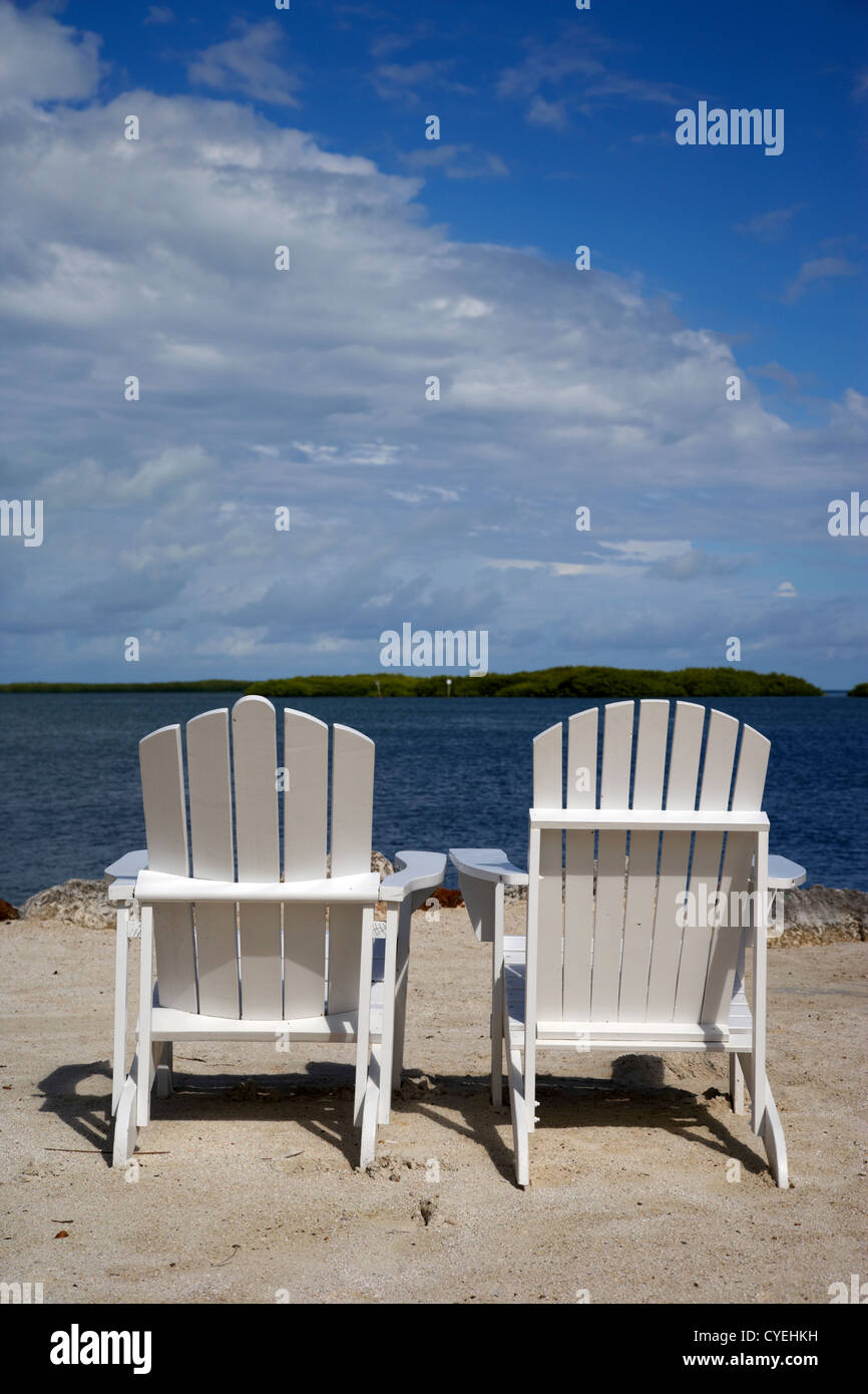 Vuoto due sedie a sdraio su spiaggia privata islamorada Florida keys usa Foto Stock