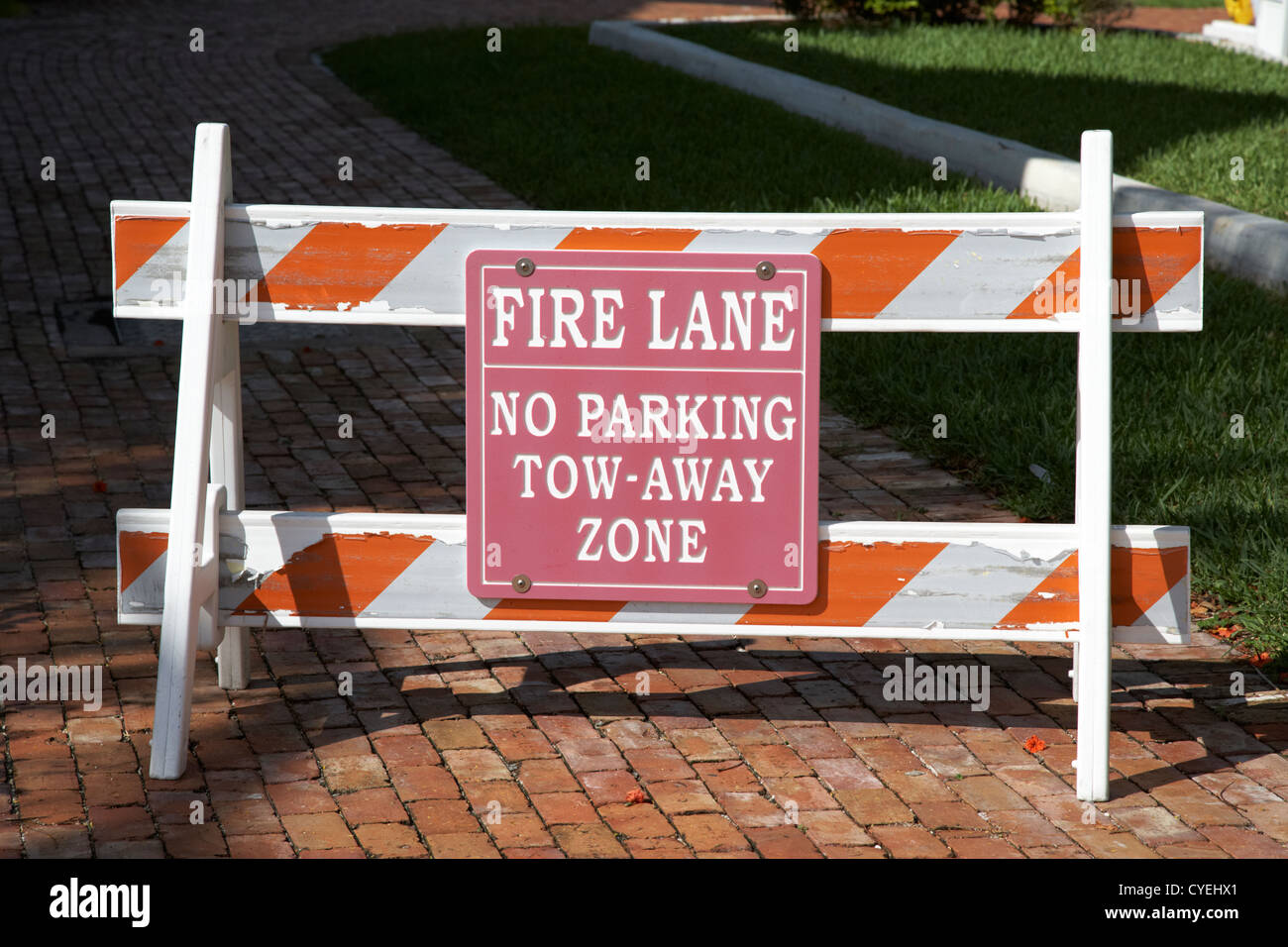 Fire lane n. parcheggio traino zona barriera stradale islamorada Florida keys usa Foto Stock