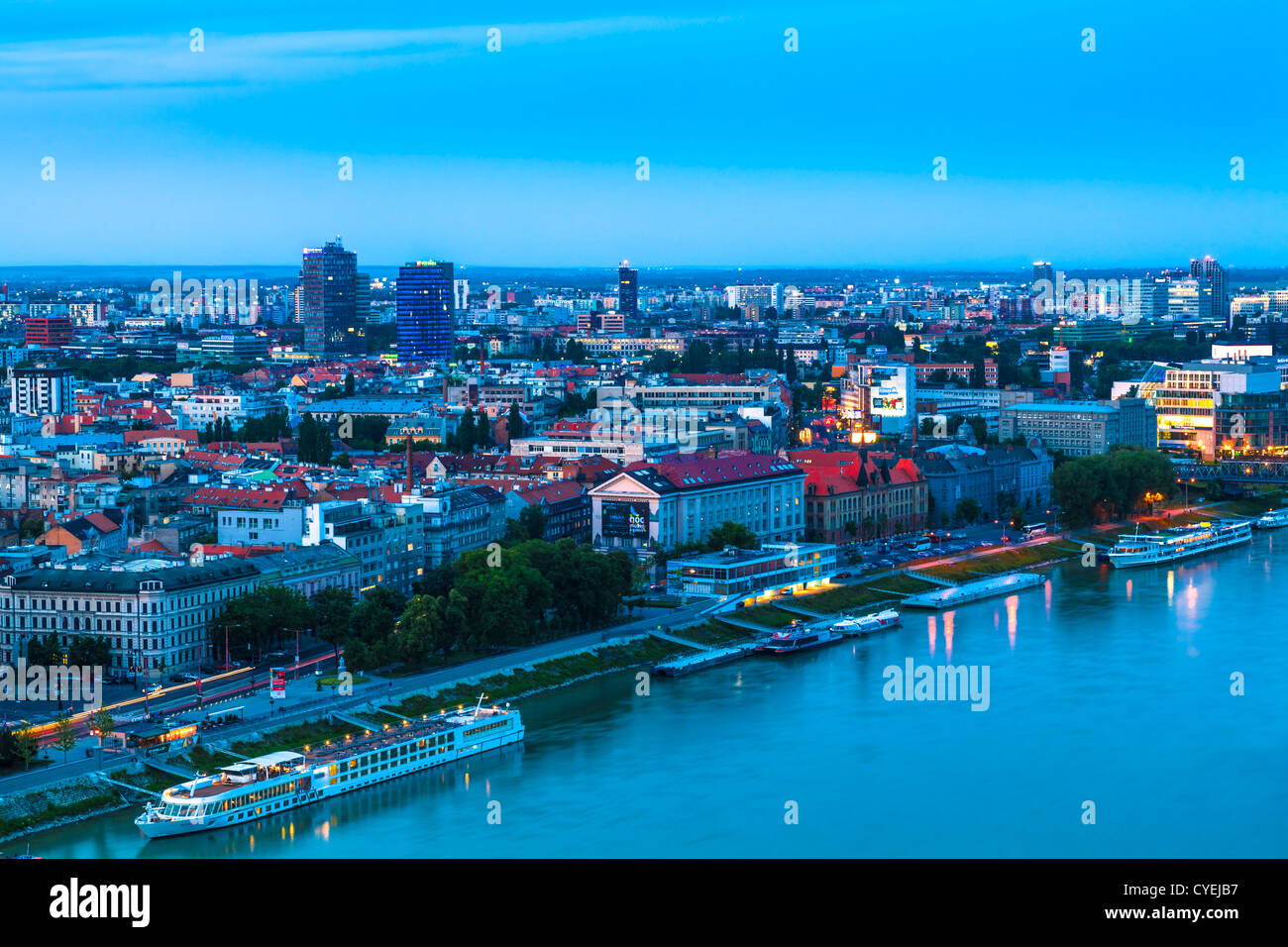 Serata panorama della Repubblica slovacca capitale Bratislava Foto Stock