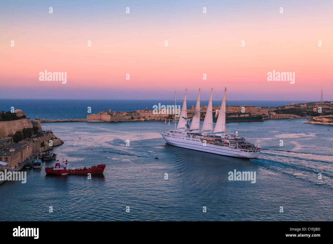 Il Club Med 2 nave da crociera lasciando il Grand Harbour di Malta su luglio 13th, 2012. Solo uso editoriale. Foto Stock
